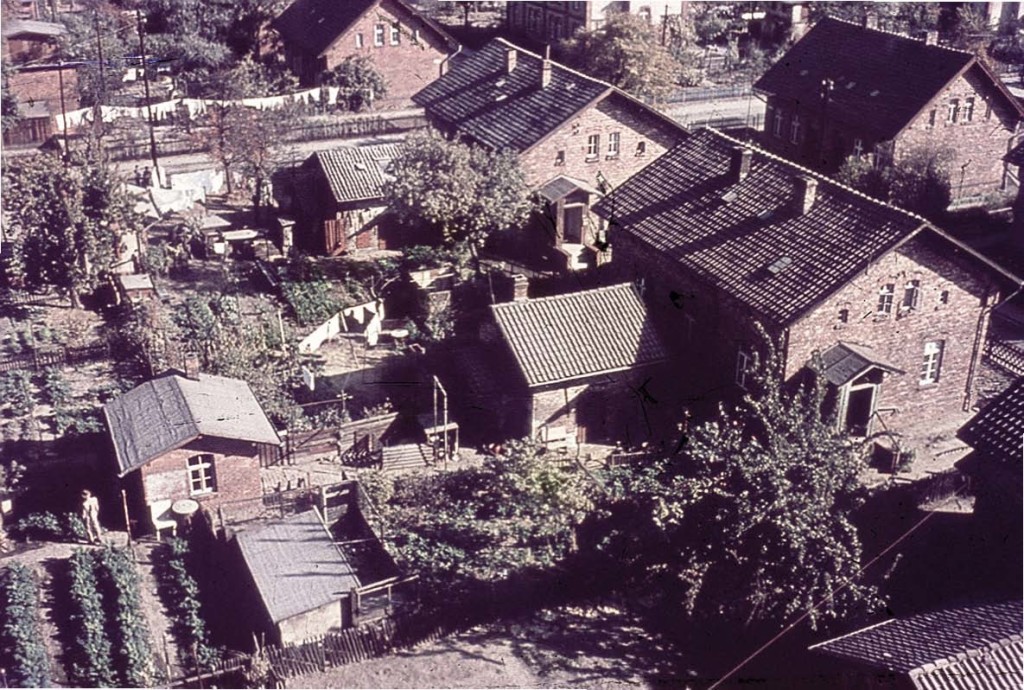 Die „legendären“ Arbeiterwohnhäuser mit Garten, wohl noch vor 1950 in der damaligen Harburger Straße. Foto: Bildersammlung des Schreibkreises Herrenhausen